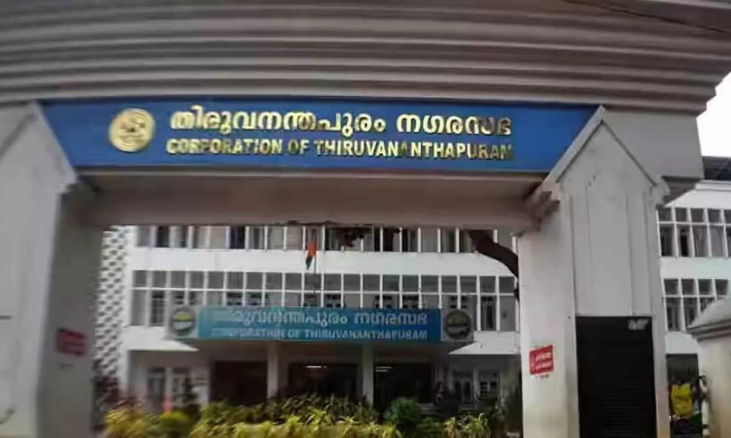 മാലിന്യം ഓടയിലൊഴുക്കിയ അനധികൃത സെപ്‌റ്റേജ് ശേഖരണ വാഹനം പിടികൂടി