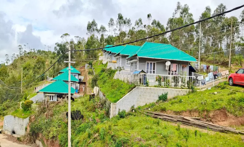 പെട്ടിമുടിയിൽ അവശേഷിച്ചവരെ പുനരധിവസിപ്പിക്കാൻ തയാറാക്കിയ പാർപ്പിടങ്ങൾ പെട്ടിമുടിയിൽ അവശേഷിച്ചവരെ പുനരധിവസിപ്പിക്കാൻ തയാറാക്കിയ പാർപ്പിടങ്ങൾ