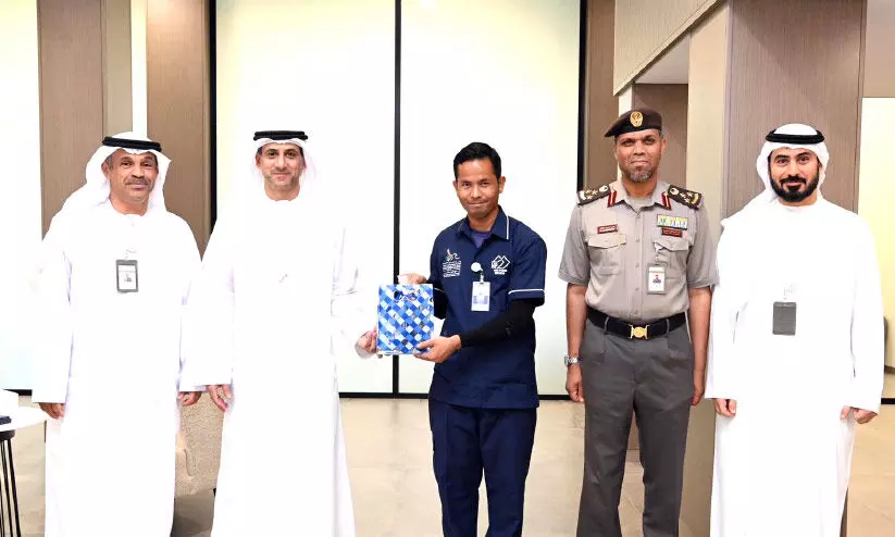 തൊഴിലാളികൾക്ക് സമ്മാനങ്ങൾ നൽകുന്നു തൊഴിലാളികൾക്ക് സമ്മാനങ്ങൾ നൽകുന്നു