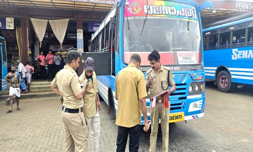 ബസുകളിൽ മിന്നൽ പരിശോധന; മദ്യപിച്ച് വാഹനം ഓടിച്ചതിനും നിയമ ലംഘനത്തിനും കേസ് ബസുകളിൽ മിന്നൽ പരിശോധന; മദ്യപിച്ച് വാഹനം ഓടിച്ചതിനും നിയമ ലംഘനത്തിനും കേസ്