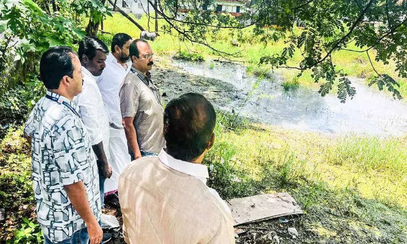 മൂ​വാ​റ്റു​പു​ഴ നഗരമധ്യത്തിൽ മാലിന്യ തടാകം; മലിനജലം തടയാൻ ശ്രമം തുടങ്ങി