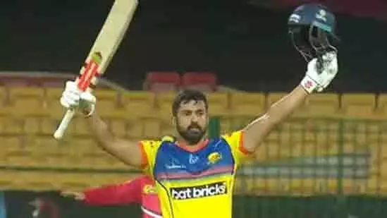 ബി.സി.സി.ഐ മറന്നെങ്കിലും കളി നിർത്താനാവില്ലല്ലോ; ഒമ്പത് സിക്സറടക്കം വെടിക്കെട്ട് സെഞ്ച്വറിയുമായി കരുൺ നായർ