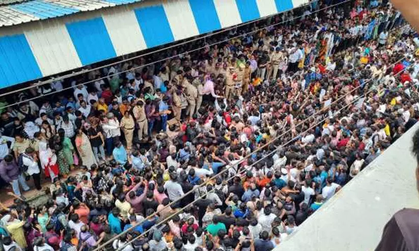 മൂന്ന് വയസ്സുള്ള പെൺകുട്ടികൾക്ക് നേരെ ലൈംഗികാതിക്രമം; സ്കൂൾ ജീവനക്കാരൻ അറസ്റ്റിൽ, താനെയെ പിടിച്ചുലച്ച് പ്രതിഷേധം മൂന്ന് വയസ്സുള്ള പെൺകുട്ടികൾക്ക് നേരെ ലൈംഗികാതിക്രമം; സ്കൂൾ ജീവനക്കാരൻ അറസ്റ്റിൽ, താനെയെ പിടിച്ചുലച്ച് പ്രതിഷേധം