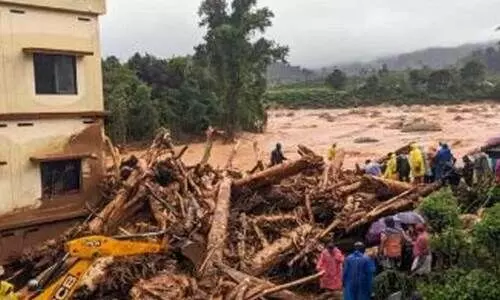 ദു​ര​ന്ത​മേ​ഖ​ല​യി​ലും ബാ​ങ്കി​ന്റെ ക​ണ്ണി​ല്ലാ​ത്ത ക്രൂ​ര​ത​യെ​ന്ന് ആ​ക്ഷേ​പം
