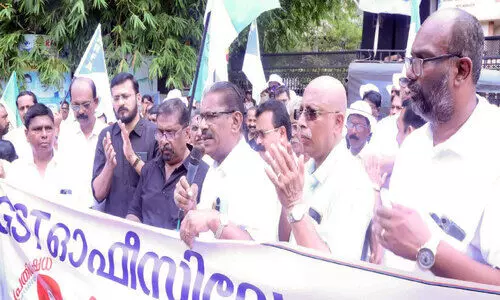 ജി.എസ്.ടി ഉദ്യോഗസ്ഥരുടെ ദ്രോഹനടപടി; ഹര്‍ത്താലും ധര്‍ണയും നടത്തി
