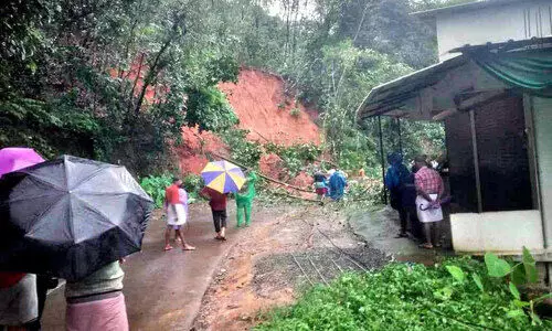 കാ​ഞ്ഞി​ര​പ്പു​ഴ-​പാ​ല​ക്ക​യം റോ​ഡി​ൽ മ​ണ്ണി​ടി​ഞ്ഞ് ഗ​താ​ഗ​തം ത​ട​സ്സ​പ്പെ​ട്ടു