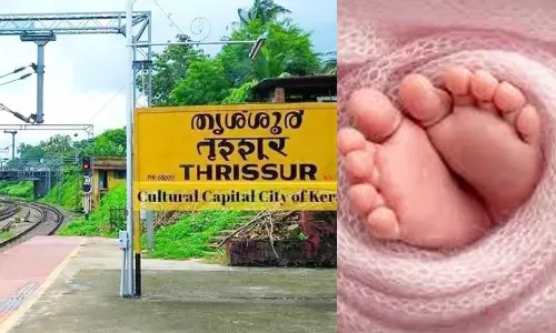 തൃശൂർ റെയിൽവേ സ്റ്റേഷനിൽ ഇതര സംസ്ഥാന യുവതി പ്രസവിച്ചു തൃശൂർ റെയിൽവേ സ്റ്റേഷനിൽ ഇതര സംസ്ഥാന യുവതി പ്രസവിച്ചു