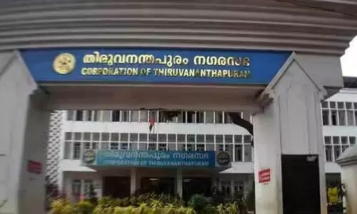 മാലിന്യം ഓടയിലൊഴുക്കിയ അനധികൃത സെപ്‌റ്റേജ് ശേഖരണ വാഹനം പിടികൂടി
