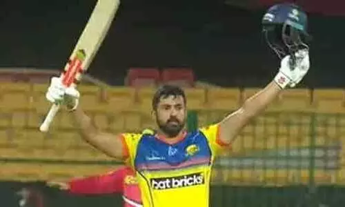 ബി.സി.സി.ഐ മറന്നെങ്കിലും കളി നിർത്താനാവില്ലല്ലോ; ഒമ്പത് സിക്സറടക്കം വെടിക്കെട്ട് സെഞ്ച്വറിയുമായി കരുൺ നായർ