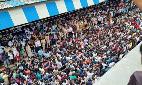 മൂന്ന് വയസ്സുള്ള പെൺകുട്ടികൾക്ക് നേരെ ലൈംഗികാതിക്രമം; സ്കൂൾ ജീവനക്കാരൻ അറസ്റ്റിൽ, താനെയെ പിടിച്ചുലച്ച് പ്രതിഷേധം