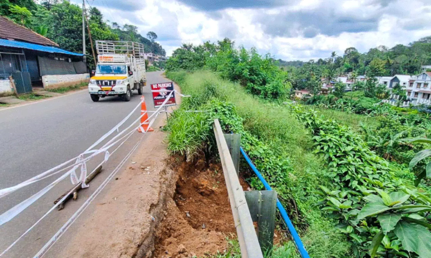 പൈപ്പ് ലൈൻ പൊട്ടി പാതയോരം ഇടിഞ്ഞു; വാളക്കോട്ട് ഗതാഗതം ഭീഷണിയിൽ