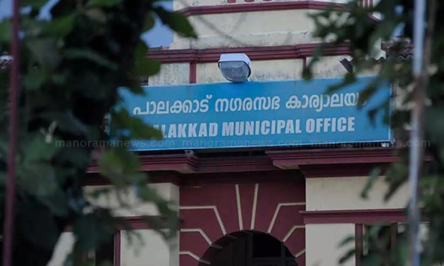 ച​ട്ടം ലം​ഘി​ച്ച് പ​ര​സ്യ​ബോ​ർ​ഡു​ക​ൾ വ്യാ​പ​കമെന്ന് ആക്ഷേപം