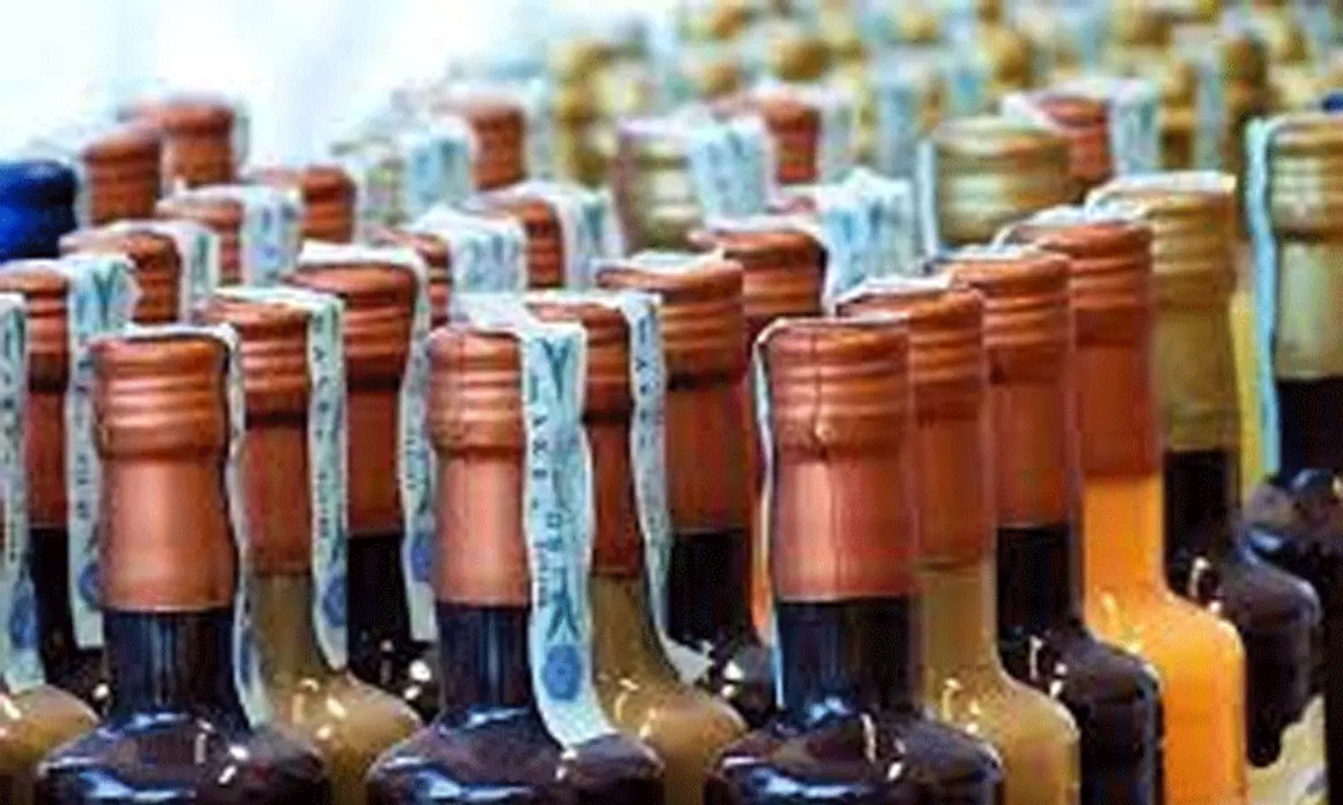 226 കുപ്പി മദ്യവുമായി രണ്ടുപേർ അറസ്റ്റിൽ