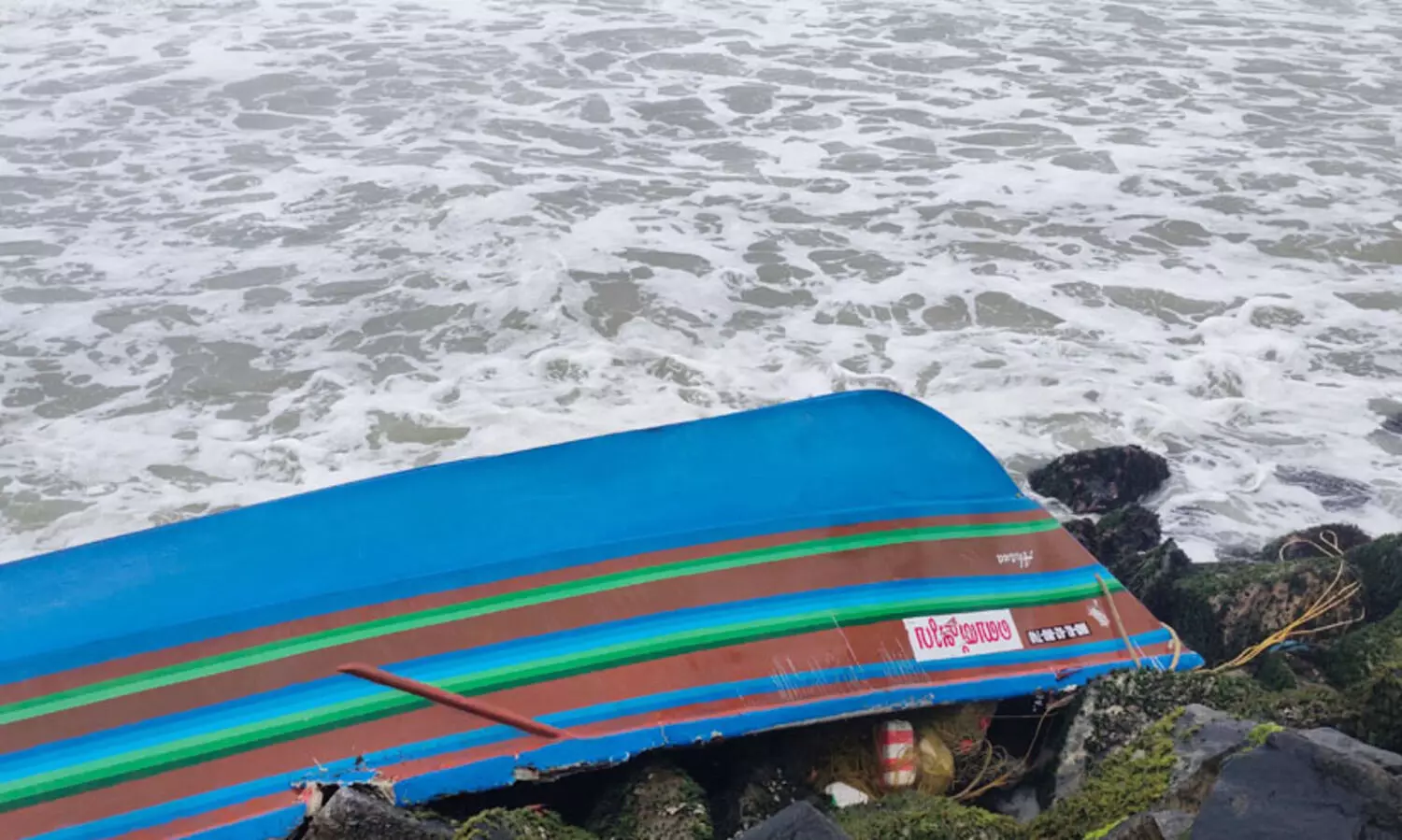 കനത്ത തിരമാലയിൽവള്ളം മറിഞ്ഞ് ഒരു മരണം:  ഒരാൾ രക്ഷപ്പെട്ടു