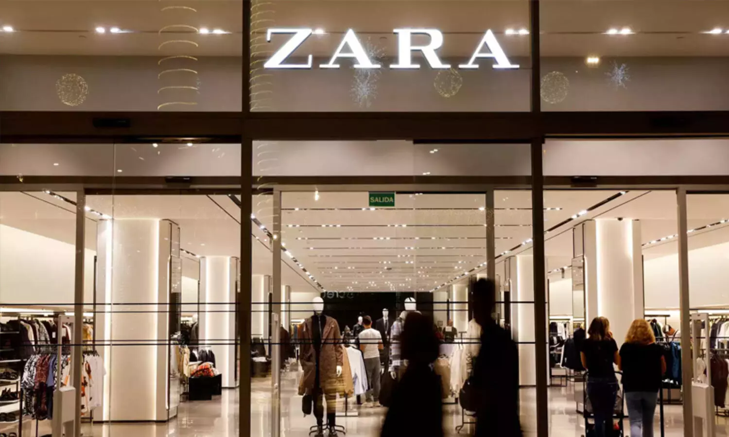 ടീഷർട്ടിലെ എഴുത്ത് പണിയായി; സാറക്കെതിരെ വൻ വിമർശനം, സ്റ്റോറിൽ നിന്നും ഉൽപന്നം പിൻവലിച്ച് തടിയൂരി