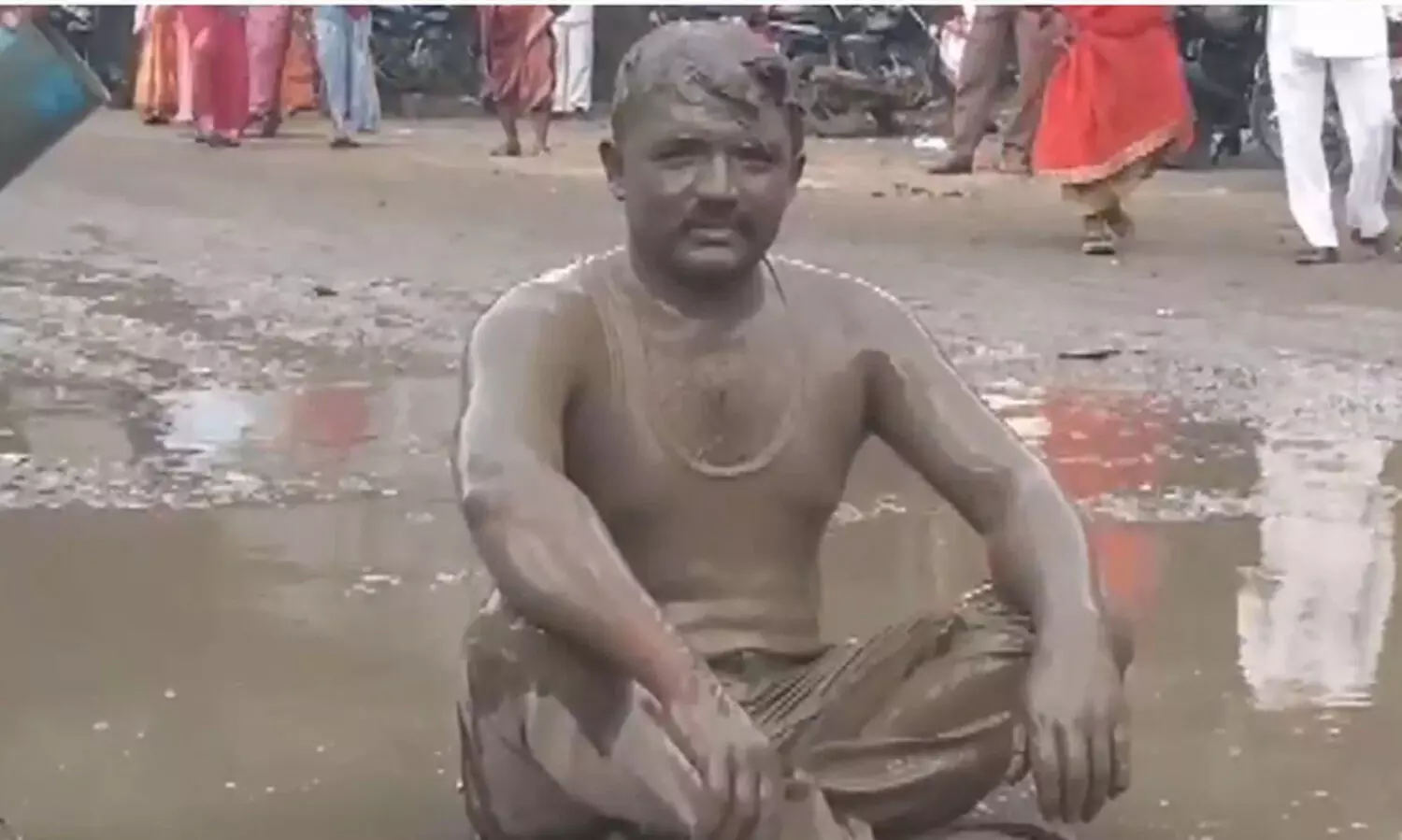 ചെളിയിൽ കുളിച്ച് നടുറോഡിലിരുന്നു; സി.പി.ഐ നേതാവിന്റെ പ്രതിഷേധം വൈറൽ -വിഡിയോ