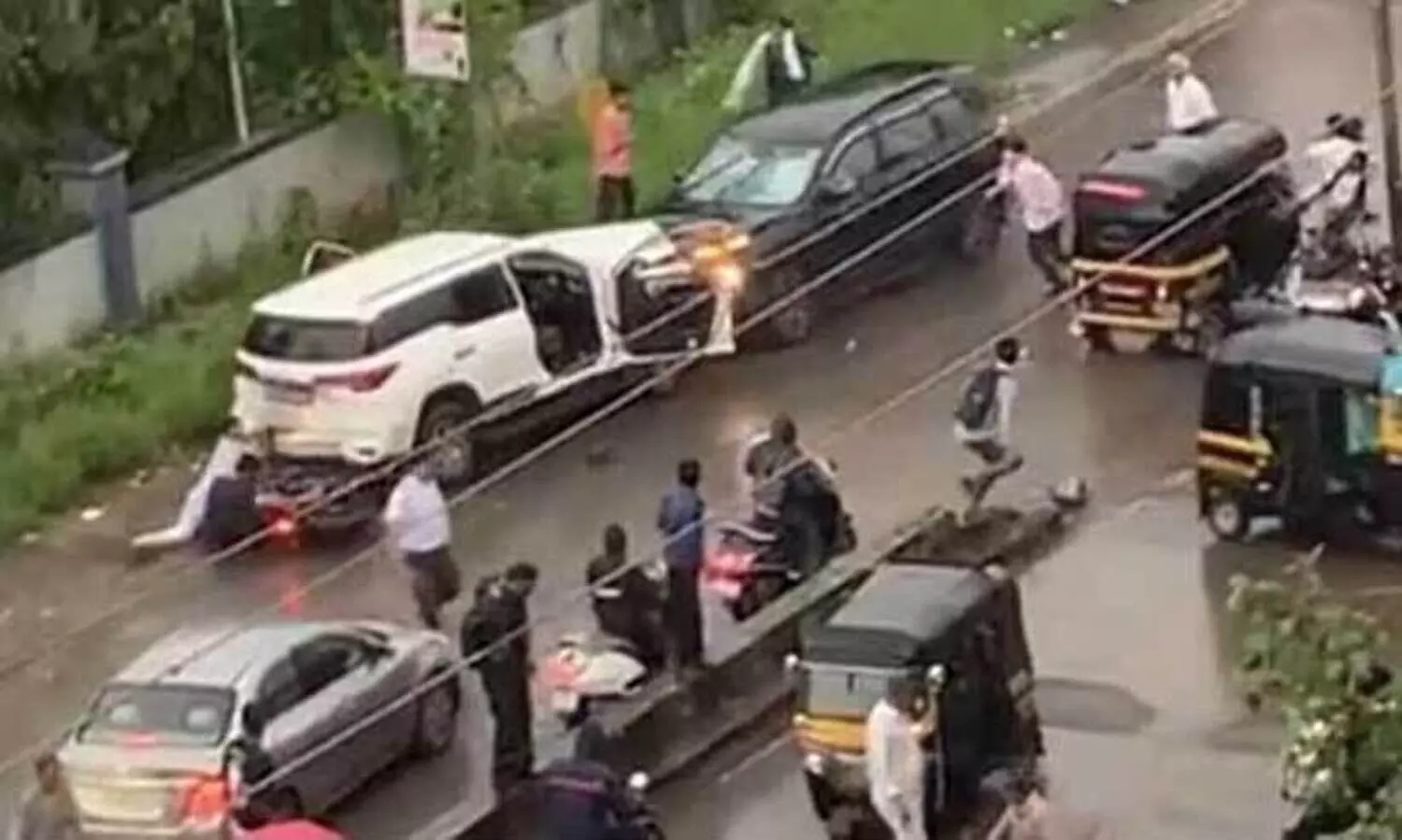 കുടുംബവഴക്ക് പരിഹരിക്കാനെത്തിയ പിതാവിന്റെ കാറിൽ വാഹനമിടിപ്പിച്ച് യുവാവ്; അഞ്ചുപേർക്ക് പരിക്ക് -വിഡിയോ