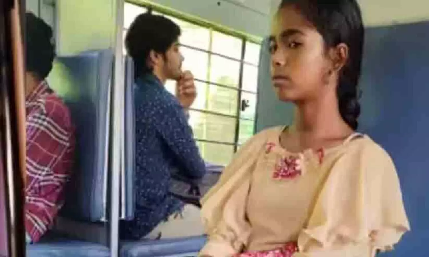 നാഗർ കോവിൽ സ്റ്റേഷനിലിറങ്ങി കുപ്പിയിൽ വെള്ളം നിറച്ച് ട്രെയിനിൽ കയറി; കാണാതായ പെൺകുട്ടിയെ കുറിച്ചുള്ള നിർണായക സി.സി.ടി.വി ദൃശ്യം പുറത്ത്