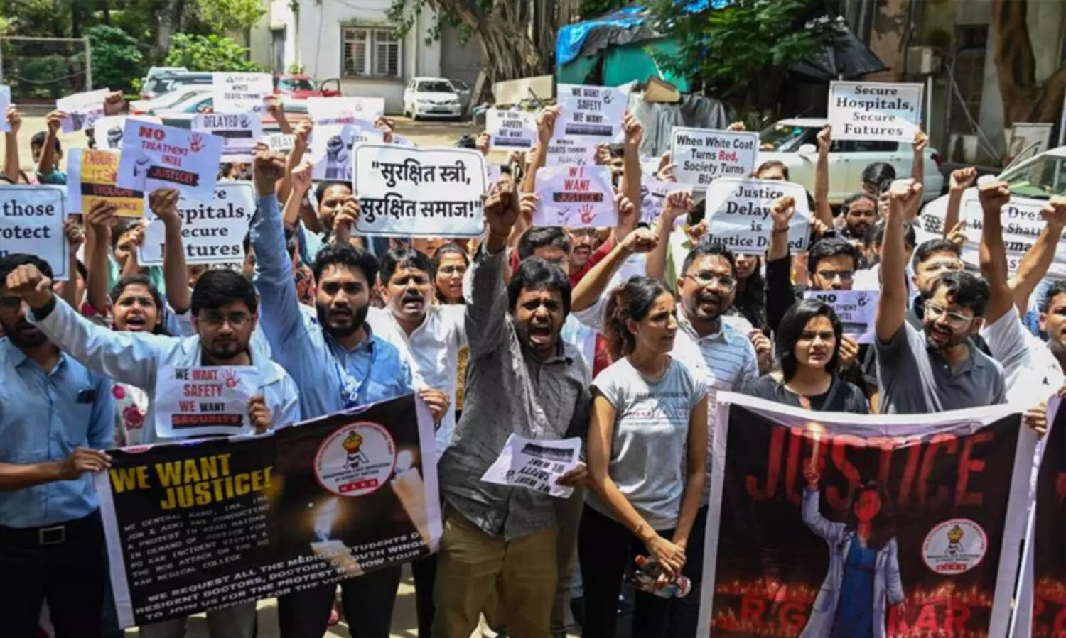 ജൂനിയർ ഡോക്ടർമാരുടെ സമരം 14ാം ദിവസത്തിലേക്ക്; ശസ്ത്രക്രിയകൾ മാറ്റിവെക്കുന്നു