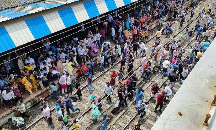 താനെ ലൈംഗികാതിക്രമം: കേസെടുക്കുന്നതിൽ പൊലീസിന് ഗുരുതര വീഴ്ച; നീതിക്കായി രക്ഷിതാക്കൾ കാത്തുനിന്നത് 11 മണിക്കൂർ താനെ ലൈംഗികാതിക്രമം: കേസെടുക്കുന്നതിൽ പൊലീസിന് ഗുരുതര വീഴ്ച; നീതിക്കായി രക്ഷിതാക്കൾ കാത്തുനിന്നത് 11 മണിക്കൂർ