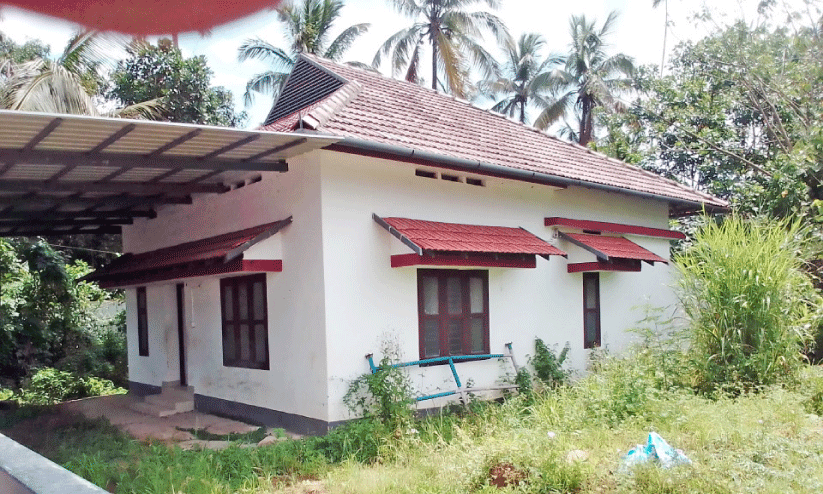 താൽക്കാലിക പുനരധിവാസത്തിന് പറ്റിയ പൊതുമരാമത്ത് കെട്ടിടം വെറുതെ കിടക്കുന്നു താൽക്കാലിക പുനരധിവാസത്തിന് പറ്റിയ പൊതുമരാമത്ത് കെട്ടിടം വെറുതെ കിടക്കുന്നു