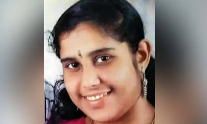 ഓൺലൈൻ ആപ്പ് വഴി ലോണെടുത്തു; നഗ്നചിത്രങ്ങൾ അയക്കുമെന്ന് ഭീഷണി, യുവതി ജീവനൊടുക്കി ഓൺലൈൻ ആപ്പ് വഴി ലോണെടുത്തു; നഗ്നചിത്രങ്ങൾ അയക്കുമെന്ന് ഭീഷണി, യുവതി ജീവനൊടുക്കി