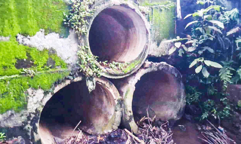 വെഞ്ചേമ്പ് പൈപ്പ് പാലം അപകടത്തിൽ