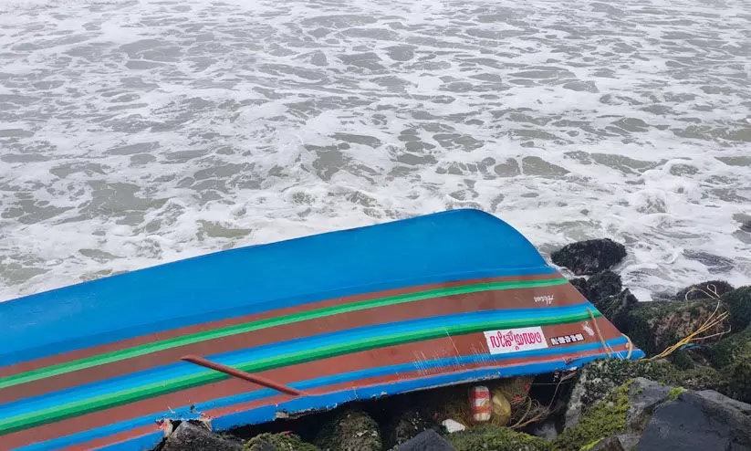 കനത്ത തിരമാലയിൽവള്ളം മറിഞ്ഞ് ഒരു മരണം: ഒരാൾ രക്ഷപ്പെട്ടു കനത്ത തിരമാലയിൽവള്ളം മറിഞ്ഞ് ഒരു മരണം: ഒരാൾ രക്ഷപ്പെട്ടു