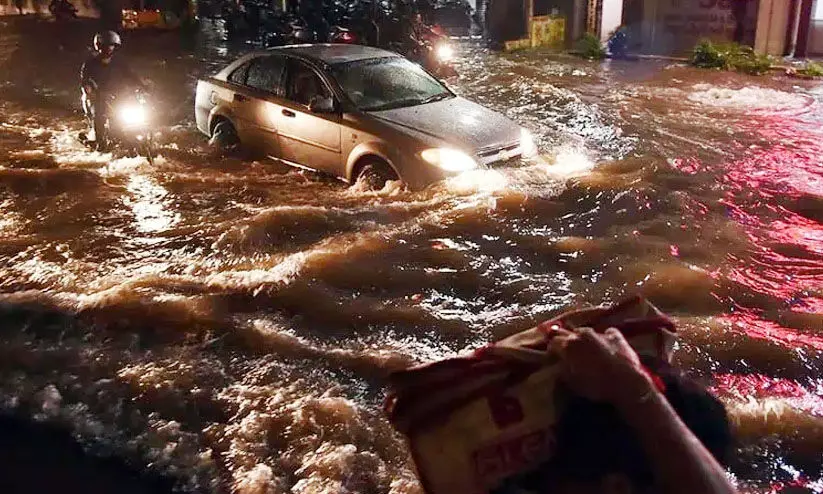 കനത്ത മഴ: തെലങ്കാനയിൽ ഏഴുപേർ മരിച്ചു കനത്ത മഴ: തെലങ്കാനയിൽ ഏഴുപേർ മരിച്ചു