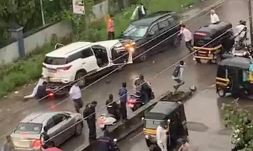 കുടുംബവഴക്ക് പരിഹരിക്കാനെത്തിയ പിതാവിന്റെ കാറിൽ വാഹനമിടിപ്പിച്ച് യുവാവ്; അഞ്ചുപേർക്ക് പരിക്ക് -വിഡിയോ കുടുംബവഴക്ക് പരിഹരിക്കാനെത്തിയ പിതാവിന്റെ കാറിൽ വാഹനമിടിപ്പിച്ച് യുവാവ്; അഞ്ചുപേർക്ക് പരിക്ക് -വിഡിയോ