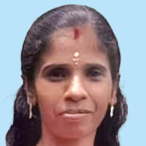 ഇ​രു​ച​ക്ര​വാ​ഹ​നം ബ​സി​ന​ടി​യി​ലേ​ക്ക്  മ​റി​ഞ്ഞ് വീ​ട്ട​മ്മ മ​രി​ച്ചു