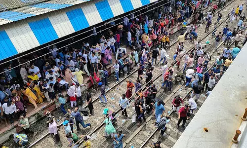 താനെ ലൈംഗികാതിക്രമം: കേസെടുക്കുന്നതിൽ പൊലീസിന് ഗുരുതര വീഴ്ച; നീതിക്കായി രക്ഷിതാക്കൾ കാത്തുനിന്നത് 11 മണിക്കൂർ