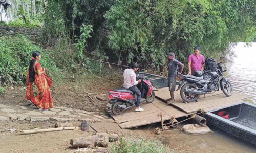 കബനി പുഴയിലൂടെ ‘ബൈക്കിൽ’ മലയാളി കർണാടകയിലേക്ക് കബനി പുഴയിലൂടെ ‘ബൈക്കിൽ’ മലയാളി കർണാടകയിലേക്ക്