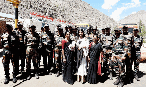 സാ​യു​ധ​സേ​ന​ക്ക് ആ​ദ​ര​മ​ർ​പ്പി​ച്ച് ബൃ​ന്ദാ​വ​ൻ ഗ്രൂ​പ്