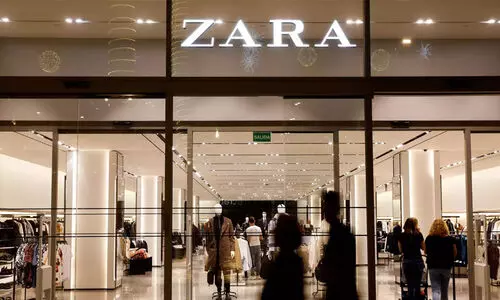 ടീഷർട്ടിലെ എഴുത്ത് പണിയായി; സാറക്കെതിരെ വൻ വിമർശനം, സ്റ്റോറിൽ നിന്നും ഉൽപന്നം പിൻവലിച്ച് തടിയൂരി