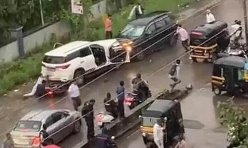 കുടുംബവഴക്ക് പരിഹരിക്കാനെത്തിയ പിതാവിന്റെ കാറിൽ വാഹനമിടിപ്പിച്ച് യുവാവ്; അഞ്ചുപേർക്ക് പരിക്ക് -വിഡിയോ