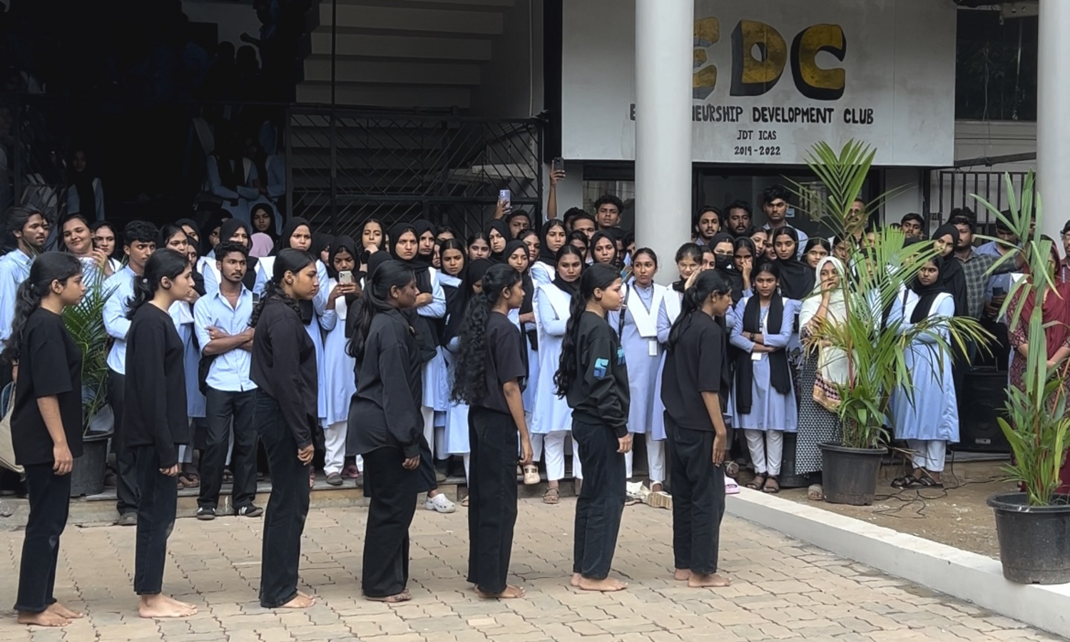 കൊൽക്കത്തയിൽ യുവ ഡോക്ടറുടെ കൊലപാതകം: വിദ്യാർഥികൾ പ്രതിഷേധിച്ചു