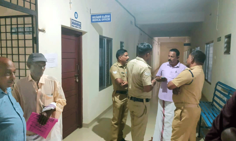 പാ​ണ​ത്തൂ​ർ കു​ടും​ബാ​രോ​ഗ്യ​കേ​ന്ദ്രം; ഓ​ഫി​സ്​ പൂ​ട്ടി പ​ഞ്ചായത്ത് പ്ര​സി​ഡ​ന്റ് താ​ക്കോ​ലു​മാ​യി പോ​യെ​ന്ന് ആ​രോ​പ​ണം