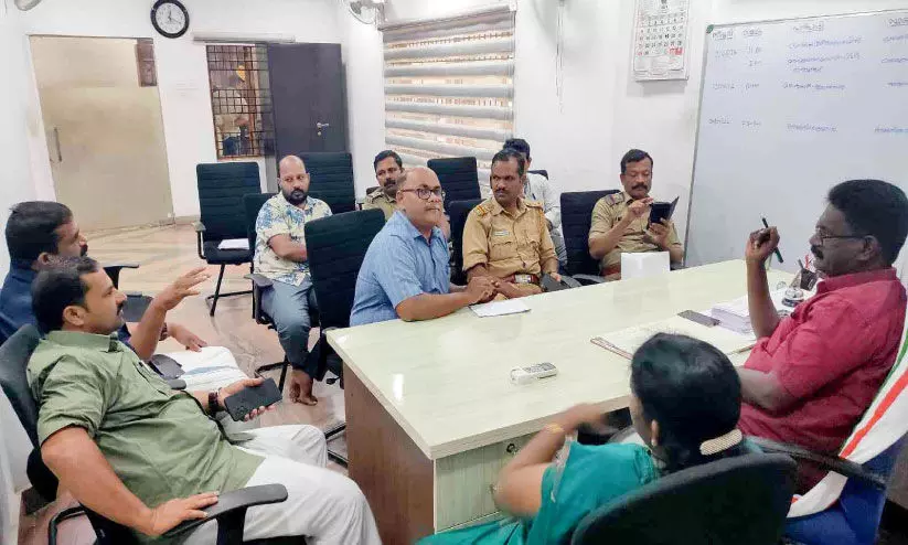 പൊ​ന്നാ​നി നി​ള​യോ​ര പാ​ത; വ​ലി​യ വാ​ഹ​ന​ങ്ങ​ളു​ടെ സ​ഞ്ചാ​രം നി​ർ​ത്ത​ലാ​ക്കാ​ൻ തീ​രു​മാ​നം