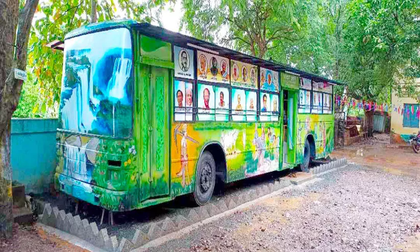 ക​ട്ട​പ്പു​റ​ത്താ​യ കെ.​എ​സ്.​ആ​ർ.​ടി.​സി ബ​സ് വായന വ​ണ്ടി​യാ​യി