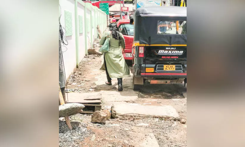 പാർക്കിങ്ങിന് സ്ഥലമില്ല; ഗതാഗതക്കുരുക്കിൽ വലഞ്ഞ് അടിമാലി