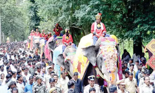 മൈ​സൂ​രു ദ​സ​റ വി​ളം​ബ​ര​മാ​യി ഗ​ജ​പ്ര​യാ​ണം