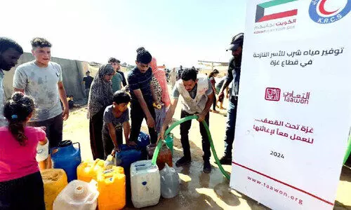 കു​ടി​വെ​ള്ളം വി​ത​ര​ണം ചെ​യ്യു​ന്നു