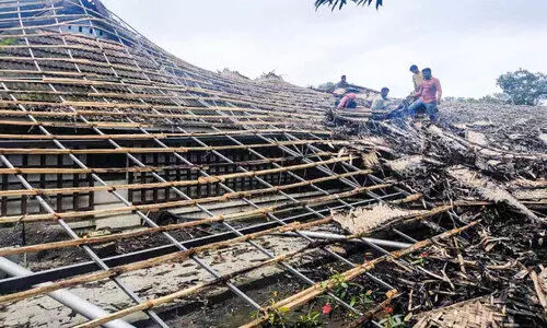 മ​രം വീ​ണ് ഗ​താ​ഗ​തം സ്തം​ഭി​ച്ചു; നാശം വിതച്ച്​ കാറ്റ്