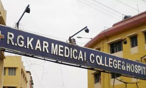 പ്രതിഷേധം കത്തിപ്പടരുന്നതിനിടെ ആർ.ജി കാർ ആശുപത്രിയിലെ പ്രിന്‍സിപ്പലടക്കം മൂന്ന് പേരെ സ്ഥലം മാറ്റി