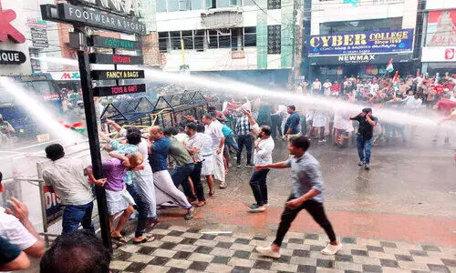 പ്രവർത്തകർക്ക് മർദനം; യൂ​ത്ത് കോ​ൺ​ഗ്ര​സ് പൊ​ലീ​സ് സ്റ്റേ​ഷ​ൻ മാ​ർ​ച്ച് അ​ക്ര​മാ​സ​ക്ത​മാ​യി