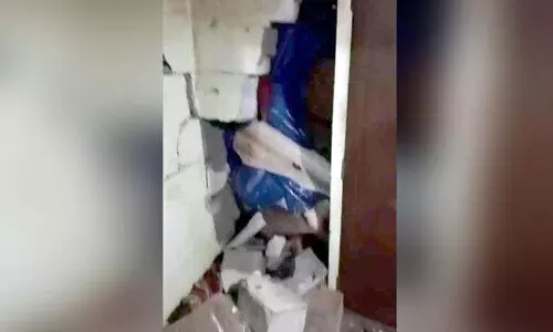 ക​ന​ത്ത മഴ; പാറക്കഷ്ണങ്ങൾ വീണ് വീട് തകർന്നു