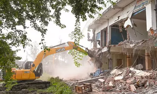 അയോധ്യ ബലാത്സംഗ കേസ്: പ്രതിയുടെ വാണിജ്യ സമുച്ചയം ബുൾഡോസർ ഉപയോഗിച്ച് പൊളിച്ചുനീക്കി