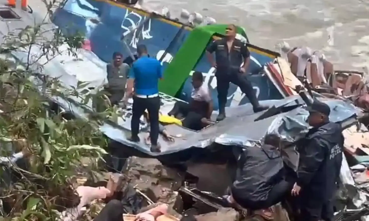 40 ഇന്ത്യക്കാരുമായി പോയ ബസ് നേപ്പാളിൽ പുഴയിലേക്ക് മറിഞ്ഞു; 14 മരണം