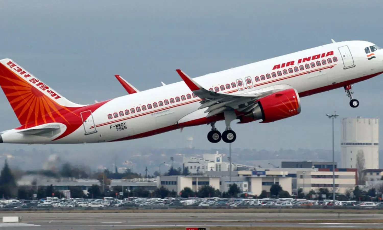 യോഗ്യതയില്ലാത്ത പൈലറ്റുമായി വിമാനം പറത്തി: എയർ ഇന്ത്യക്ക് 90 ലക്ഷം രൂപ പിഴ